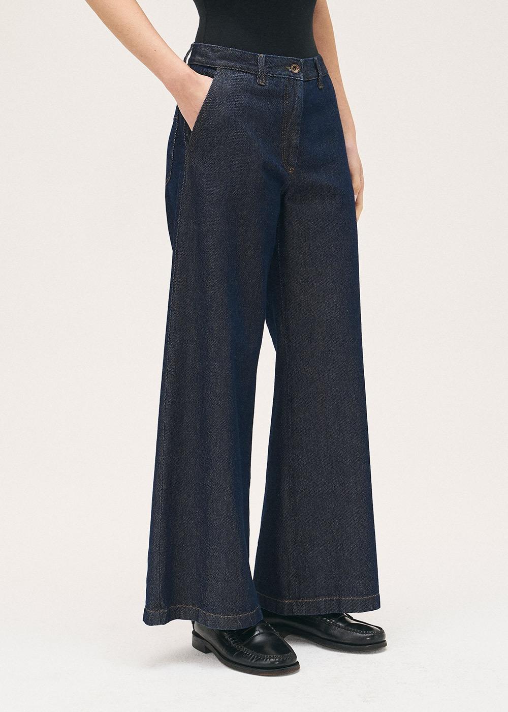 JEANS MIT WEITEM BEIN