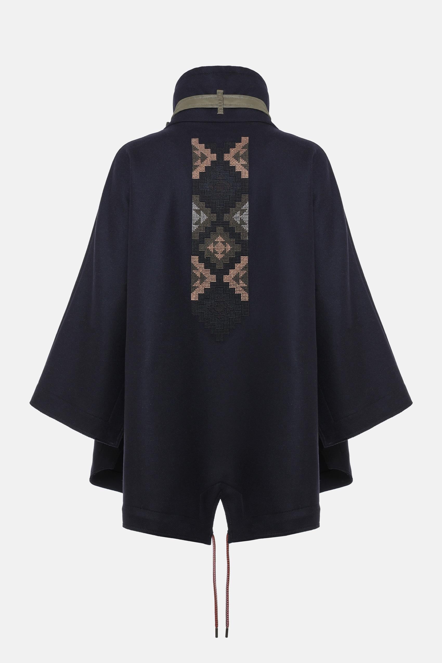 Bestickter Wollmantel