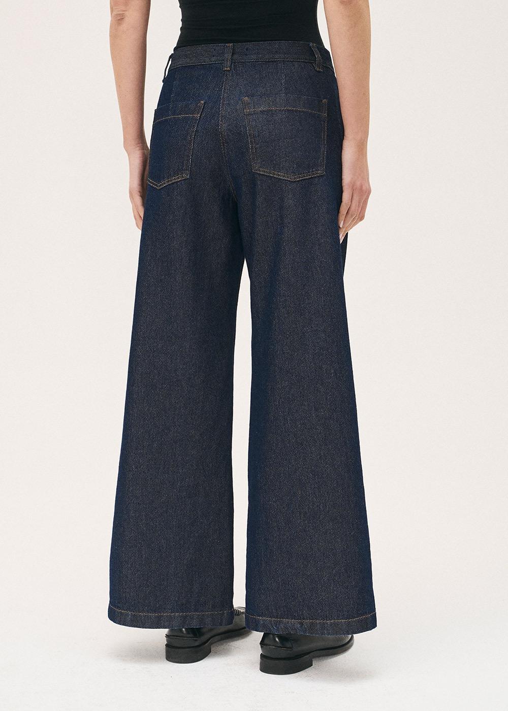 JEANS MIT WEITEM BEIN