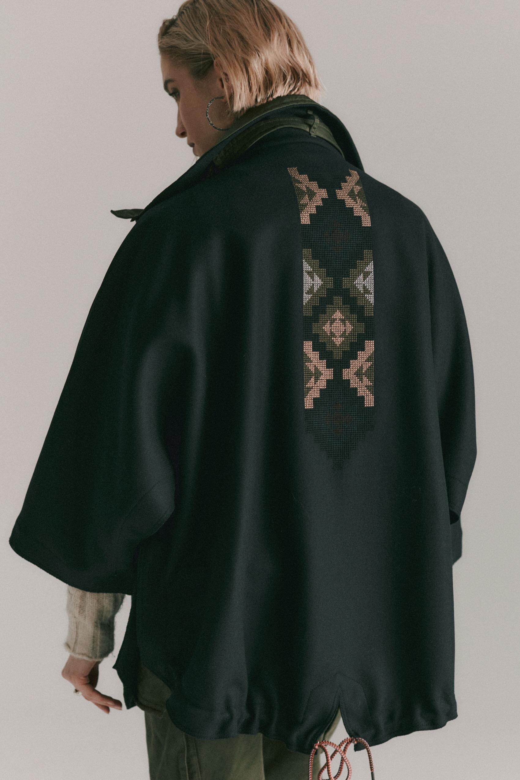 Bestickter Wollmantel