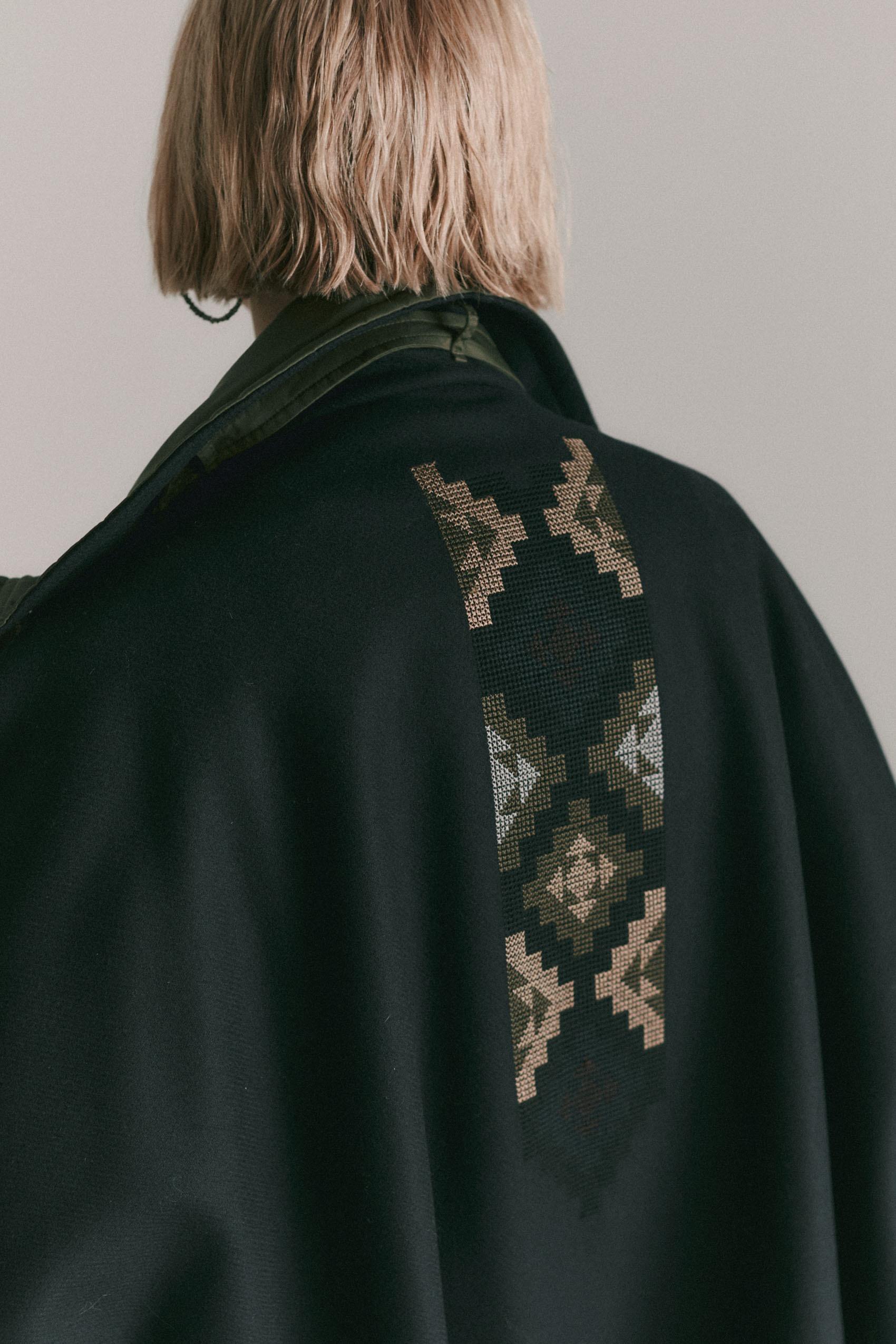 Bestickter Wollmantel